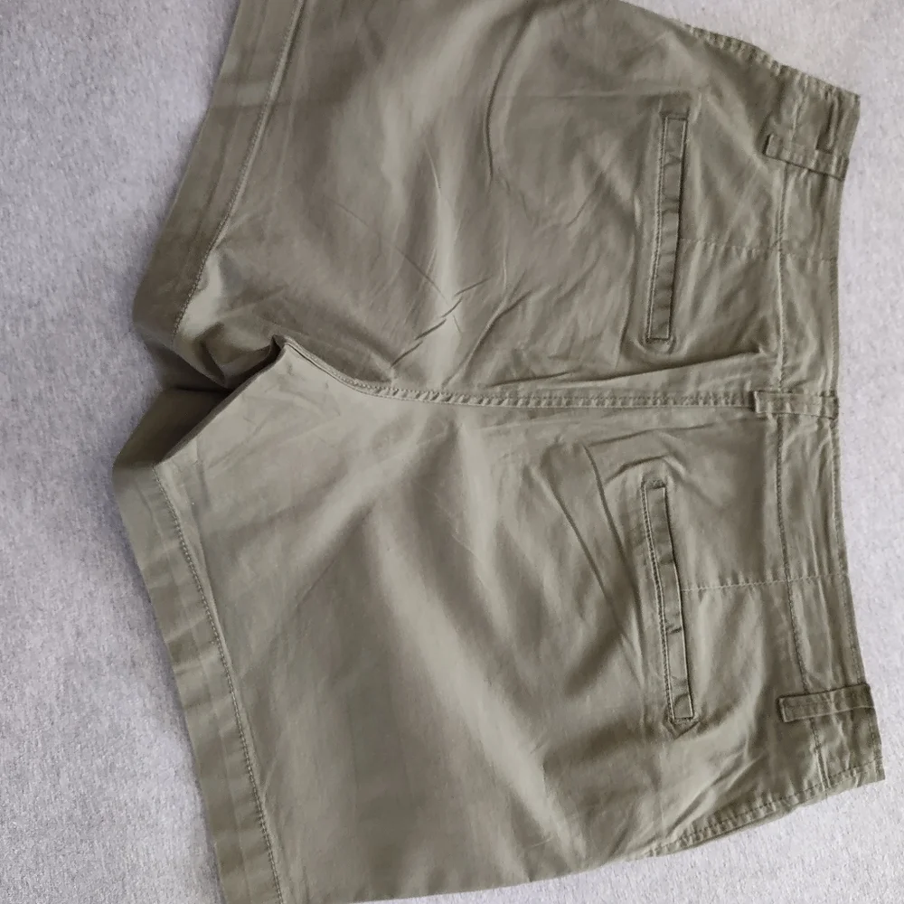 Shorts - Picture 2 of 4